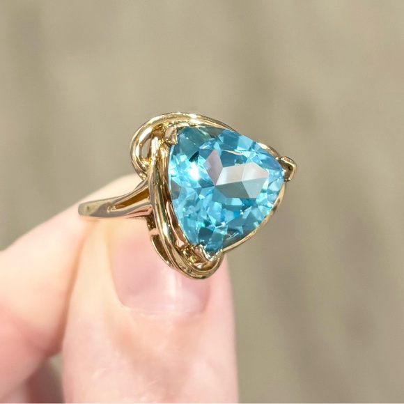 14K Large Swiss Blue Topaz 5 Carat Trillion vintage style solid yellow gold ring - Picture 6 of 13